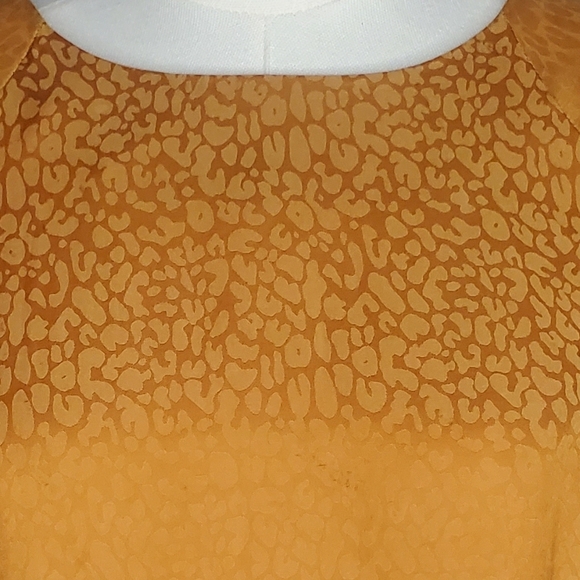 Nine West Long Sleeve Beautiful Gold Key Hole Back Blouse Size Medium - Picture 4 of 7